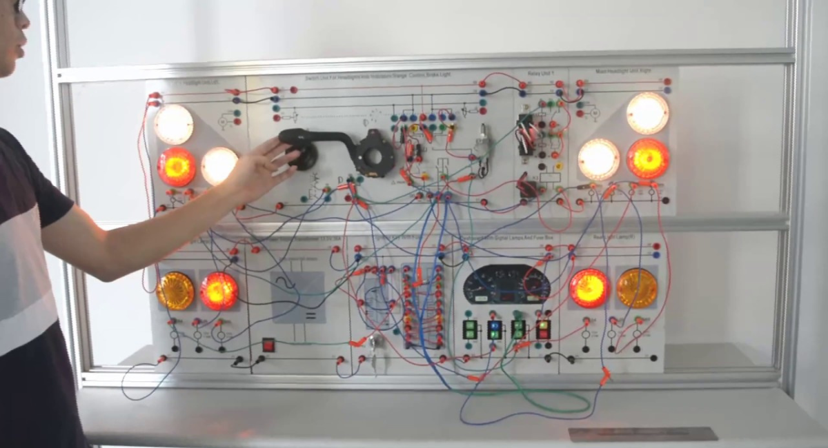 آموزش کار با تابلو برق خودرو
